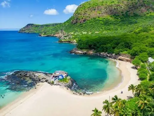 Plage de sable blanc et eau turquoise de l'île de Sal, Cap-Vert