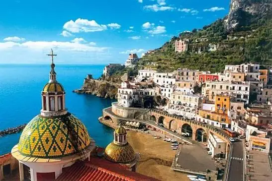 Vue sur la baie de Naples et la côte de Sorrento