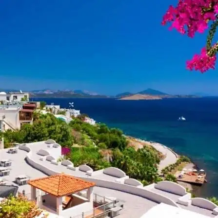 Bord de mer animé de Bodrum au coucher du soleil