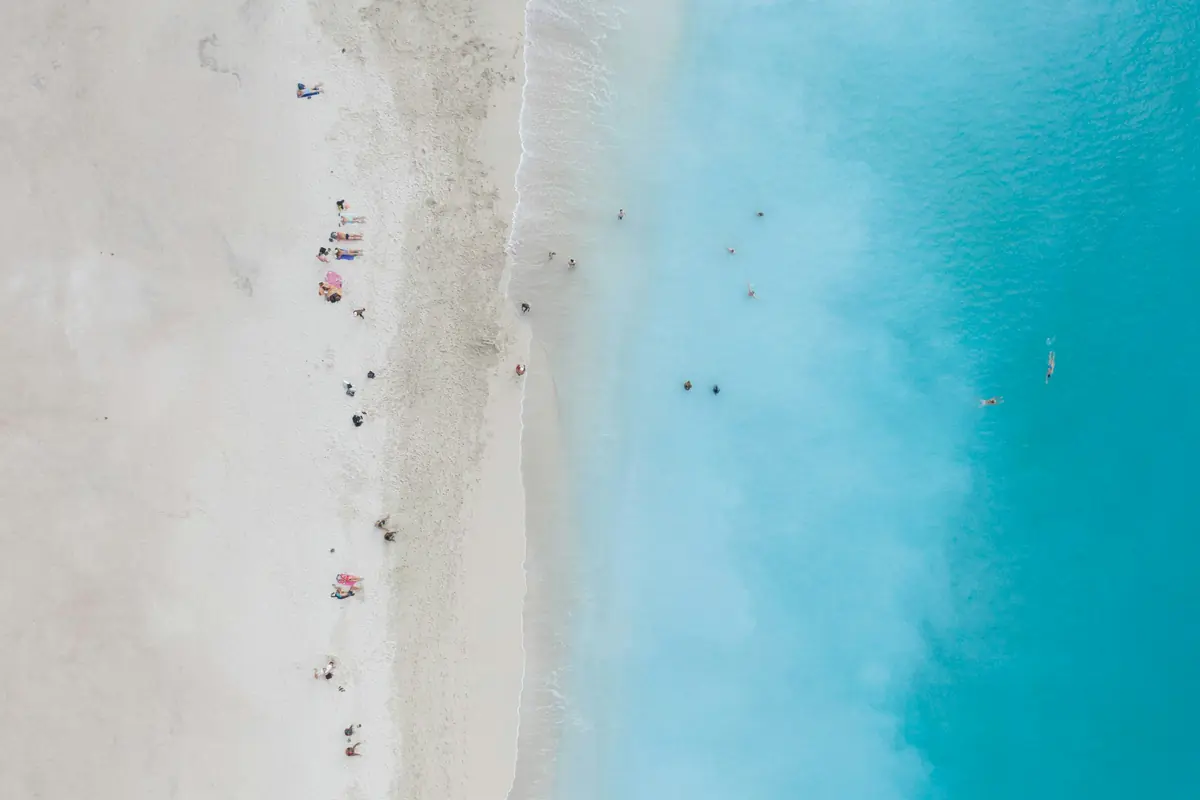 Plage de sable blanc et eaux turquoise vue du ciel, Cap-Vert