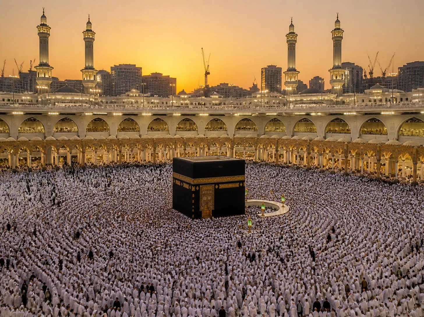 Omra de Chaabane : la Kaaba et les pèlerins en tawaf à La Mecque au coucher du soleil