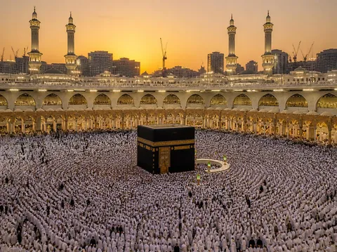 Omra : la Kaaba et les pèlerins en tawaf à La Mecque au coucher du soleil