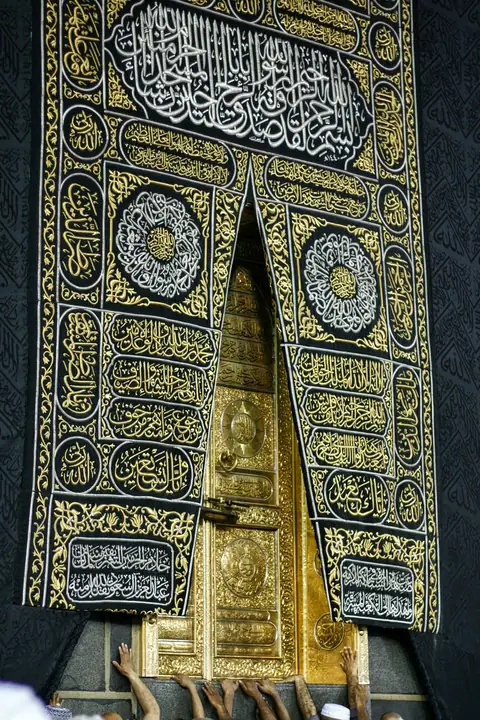 Omra : la porte dorée de la Kaaba et sa kiswa brodée d'or à La Mecque